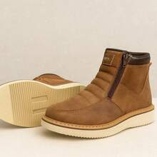 Botín casual para caballero con cierre lateral tipo zipper, acabado estilo nubuck, diseño acolchado en el empeine y suela ultraligera EVA antiderrapante ideal para uso diario, máxima comodidad y estilo urbano moderno
 Botín urbano para hombre con cierre lateral de fácil acceso, costuras reforzadas, suela ligera de alta duración y diseño acolchado que brinda confort superior perfecto para combinar con jeans, outfits casuales y jornadas largas - Café integral - Ver 8