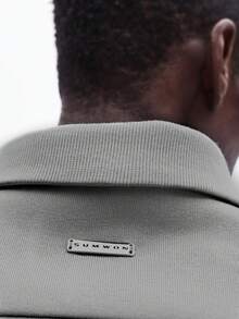 SUMWON 男士宽松版型四分之一拉链 Polo 衫，撞色后幅拼接，饰有品牌标志，休闲长袖上衣，纯色 - 灰色 - 查看 7