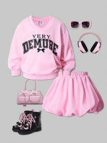 SHEIN ChillGRL Conjunto de 2 piezas para niñas Casuvi: Camiseta suelta de cuello en V estilo universitario vintage con bolsillo canguro y estampado en inglés + Falda con volantes con estampado floral, adecuado para uso casual, escuela, vacaciones, primavera/otoño - Rosa - Ver 1