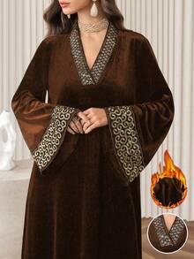 Al Najma 黑色丝绒V领亮片刺绣修身A字连衣裙，优雅秋冬款 - 咖啡棕 - 查看 1