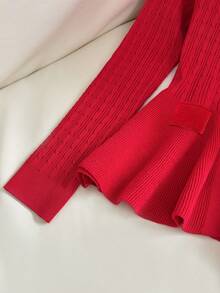 GlowEve 秋冬新款优雅别致简约大气镂空圆领长袖荷叶边下摆口袋金属蝴蝶结纽扣麻花纹理女毛衣 - 紅色 - 查看 6