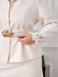 SHEIN Clasi Chaqueta corta de mujer talla grande con parches de encaje y decoración metálica, cintura ceñida, adecuada para ir al trabajo, fiestas y banquetes en otoño/invierno - Beis - Ver 3