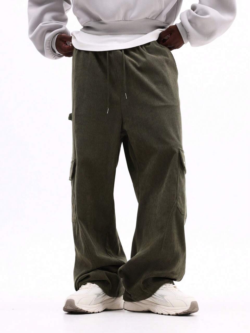 SUMWON Pantalones de chándal de pana de corte holgado con cintura elástica, múltiples bolsillos cargo y detalle de tobillo acanalado para un estilo casual y cómodo en otoño e invierno