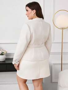 SHEIN Clasi Chaqueta corta de mujer talla grande con parches de encaje y decoración metálica, cintura ceñida, adecuada para ir al trabajo, fiestas y banquetes en otoño/invierno - Beis - Ver 2