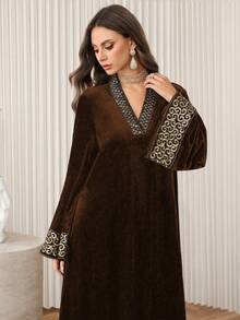 Al Najma 黑色丝绒V领亮片刺绣修身A字连衣裙，优雅秋冬款 - 咖啡棕 - 查看 6