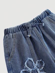 SHEIN Kleine Mädchen Loose Fit Blaue Jeans mit ausgefranstem 3D Blumen Schleifendekor, Herbst, Winter, Lässig und modisch, Urlaub, Streetwear, 2000er Jahre Stil, Weihnachtshose, Jeans, Blumenmuster, Denimhose - Mittele Waschung - Übersicht 9