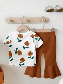 Bộ đồ cho bé gái 0-3 tuổi gồm 2 món: áo thun ngắn tay cổ tròn in hoa và quần ống loe màu trơn, kiểu dáng thường ngày, phù hợp cho mùa xuân/hè, mặc hàng ngày, đi chơi, là trang phục cơ bản thời trang. - Nhiều màu - Xem 2