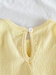 SHEIN Vintaside Kids 这款女童春夏两件套，亮黄色无袖上衣搭配直筒裤，清新甜美又时尚。面料厚度适中，饰有不对称荷叶边和白色纽扣，尽显优雅气质。适合上学通勤、度假旅行、舞蹈练习、居家休闲以及参加派对等各种场合。 - 黃色 - 查看 4