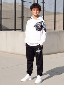 Vacaura Bộ 2 trang phục thường ngày cho bé trai - Áo hoodie cổ tròn in họa tiết động vật thời trang & Quần in họa tiết tiếng Anh tối giản, vừa vặn, chất liệu bền chắc & thoải mái, phù hợp cho mùa thu/đông - trắng - Xem 1