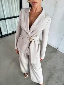 Lavishia Conjunto casual de 2 piezas de chaqueta y pantalones con diseño de cintura de metal de manga larga y cuello solapa de unicolor para mujer - Caqui - Ver 7