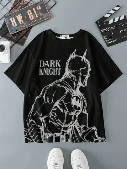 BATMAN X SHEIN تيشيرت رجالي كاجوال بطبعات حروف وأرقام، ياقة دائرية، كم قصير، مناسب للصيف