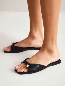 SHUZIA 女士舒适日常休闲平底凉鞋，带金属装饰 - 黑色 - 查看 6