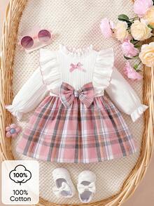 新生女宝宝荷叶边领长袖A字连衣裙，饰有3D蝴蝶结。A字版型经典优雅，适合各种宝宝体型。荷叶边袖口搭配3D蝴蝶结设计，尽显优雅气质，是外出、拍照的理想之选，也是妈妈们为小公主打造时尚造型的必备单品。 - 彩色 - 查看 7