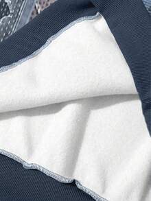 SHEIN Áo nỉ nữ có mũ in họa tiết chắp vá màu xanh lam kiểu retro, hoàn hảo cho mùa thu và mùa đông, kiểu dáng thời trang và năng động, phong cách và thu hút, món quà tuyệt vời cho anh chị em, vui nhộn và tinh nghịch, giản dị, tối giản và thời trang. - Màu xanh lam - Xem 4