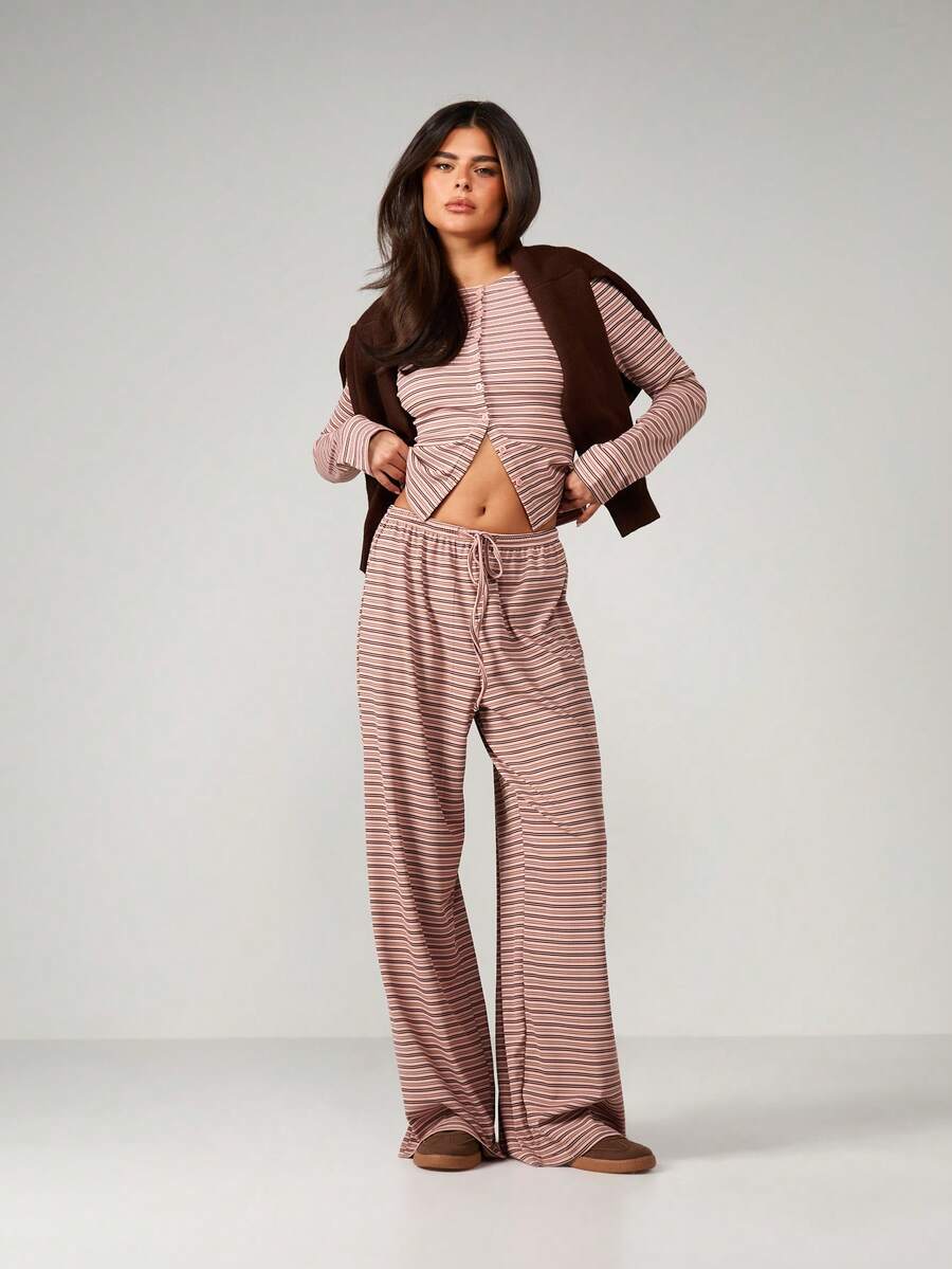 MISSGUIDED 罗纹条纹两件套，包含一件纽扣开衫和一条抽绳阔腿裤，休闲舒适。 - 粉色 - 查看 1