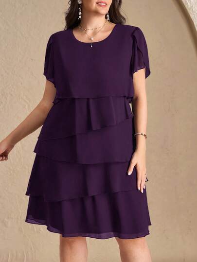 Chikora Vestido plus size elegante de cor sólida com babados em camadas na barra, ideal para o verão.