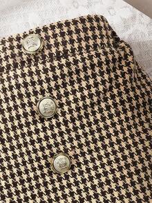 SHEIN 年轻女孩时尚优雅格子金色金属装饰纽扣前开短裤，学院风，非常适合秋冬季休闲日常穿着和上学穿着，母女姐妹装。 - 卡其色 - 查看 2