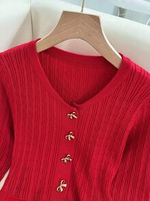 GlowEve 秋冬新款优雅别致简约大气镂空圆领长袖荷叶边下摆口袋金属蝴蝶结纽扣麻花纹理女毛衣 - 紅色 - 查看 4