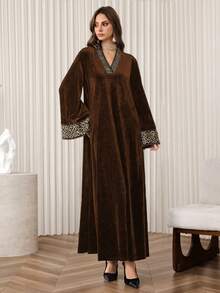 Al Najma 黑色丝绒V领亮片刺绣修身A字连衣裙，优雅秋冬款 - 咖啡棕 - 查看 4