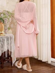 Côtesoire Set Pakaian Tidur Wanita Bergaya Romantis Prancis yang Elegan dengan Jubah Bulu & Jala & Gaun Selip Leher Berdrapery Satin - Baby Pink - View 2
