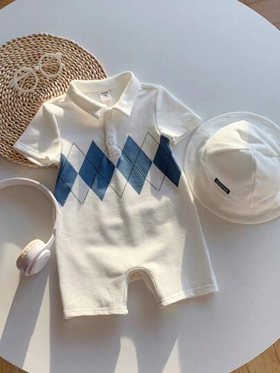 SHEIN 2pcs Set Includes Romper & Hat, Baby Boy Cute Argyle Pattern Lapel Romper With Hat, Suitable For Birthday Party, Rave, Evening Party, Performance, Wedding, Baby's 1st Month, Christening, 1st Birthday Celebration, Wedding Guest, Baby Shower Summer Romper For Baby Boy Baby Short Sleeve Romper Checkered Baby Boy Clothes