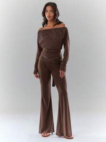 SHEIN Glamour Top de manga larga con hombros descubiertos y costillas en color marrón con estampado de lunares, combinado con pantalones pitillo acampanados. Conjunto de 2 piezas para mujer, estilo vintage casual para exteriores, estilo callejero y uso diario. Conjunto de top y pantalones de manga larga. Conjunto marrón de 2 piezas para mujer. Conjunto de salón marrón para mujer. Conjunto de manga larga marrón para mujer. - Marrón - Ver 5