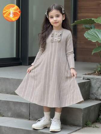 女童（小号）秋冬简约舒适休闲连衣裙，针织纯色米色不规则罗纹面料，前襟荷叶边设计，琥珀色四孔纽扣，圆领长袖连衣裙，适合秋冬季女童穿着，简约、舒适、可爱，韩版风格，适合日常上学、外出、聚会、度假等场合。