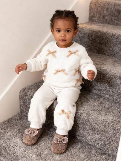 SHEIN 2 pièces Ensemble mode mignon et doux pour bébé fille, style de rue : Top à manches longues col rond en fourrure abricot avec décoration nœud kaki, assorti à un pantalon long en fourrure abricot. Convient pour le port quotidien et scolaire, le printemps, l'automne, l'hiver, les rassemblements familiaux de Noël. Ensemble doux et moelleux.