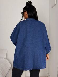 SHEIN CURVE+ 大码女式宽松牛仔开衫外套，V领休闲牛仔风女装，中长款大码牛仔外套 - 深色水洗藍 - 查看 2