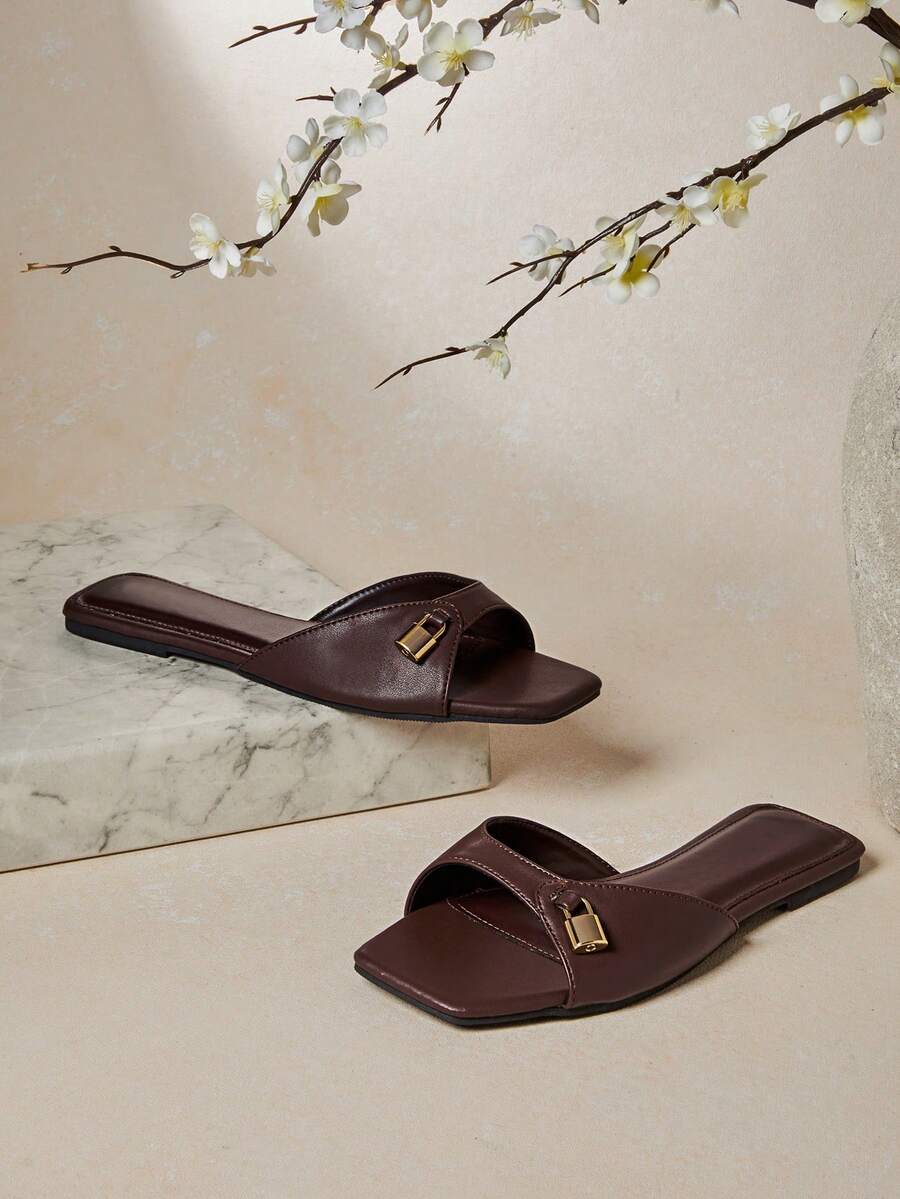 SHUZIA 女士舒适日常休闲平底凉鞋,带金属装饰 - 巧克力棕 - 查看 1