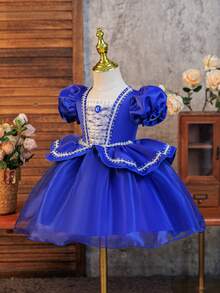 SHEIN Glamorique Kids 宝石蓝公主裙，舞会礼服，女婴公主裙，适合生日派对、节日场合，泡泡袖，正面饰有银色丝带，面料柔软，宝石蓝薄纱裙摆，点缀宝石蓝宝石，适合舞台、表演，中东、欧洲和美洲地区，四季皆宜。 - 寶藍色 - 查看 3