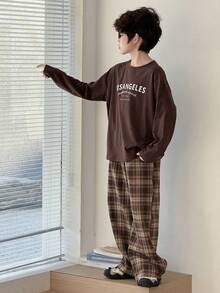 DAZY Bộ đồ ngủ tay dài họa tiết chữ và quần kẻ caro thoải mái cho bé trai tuổi mới lớn, mùa thu - màu nâu - Xem 5