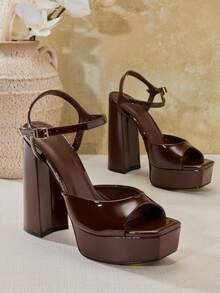 SHUZIA Sandália feminina glamorosa Dolly de plataforma em couro sintético envernizado cor chocolate com salto grosso e bico quadrado, perfeita para a primavera, o verão e as férias.