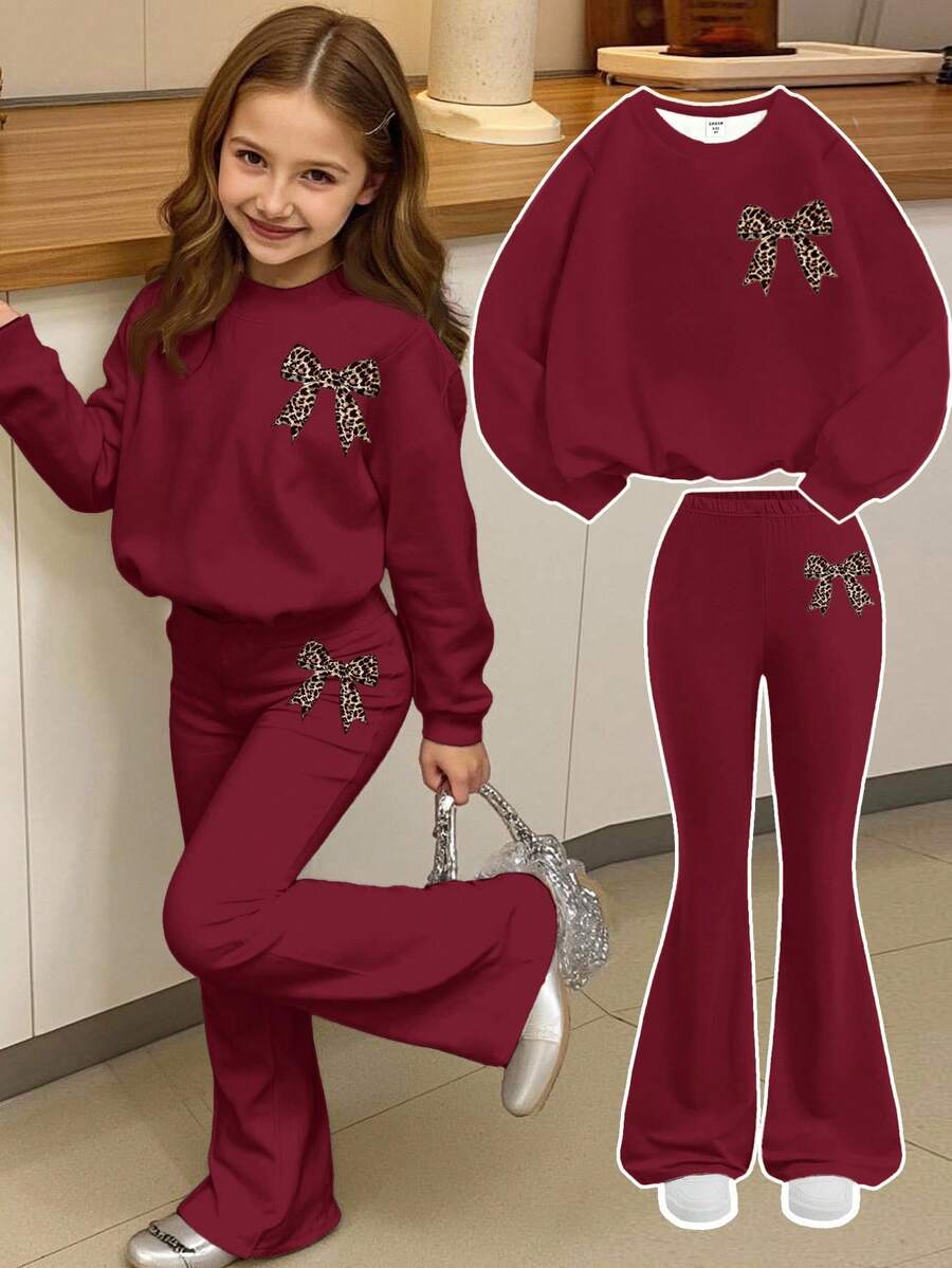 SHEIN Leap Crew Ensemble 2 pièces décontracté pour jeunes filles : sweat-shirt ample à col ras-du-cou avec graphique lettrage et pantalon évasé, imprimé nœud léopard vintage doux, rouge framboise - Multicolore - Voir 1
