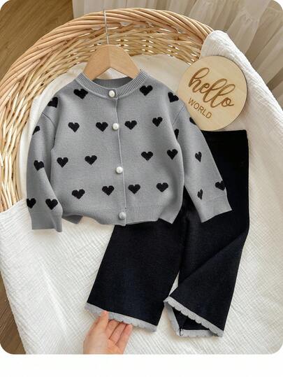 SHEIN 女婴休闲日常通勤全心形图案落肩宽松开衫及撞色滚边毛衣长裤套装，秋冬款