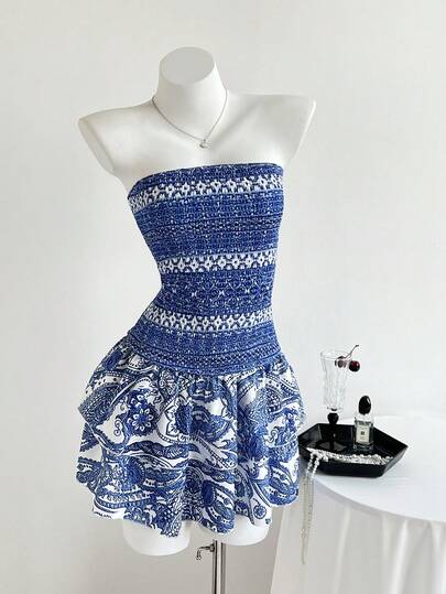 Elamini Petite Damklänning med blommigt tryck och volangkant, axelbandslös