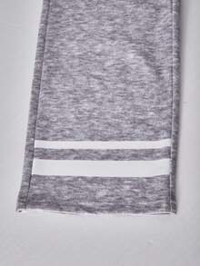 SHEIN Chelsea Crush 女童两件套：撞色领长袖T恤，卡通印花装饰 + 直筒运动裤，厚度适中，适合春秋季休闲穿着和运动。