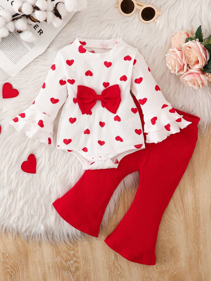 SHEIN Bộ 2 bộ đồ liền thân tay dài, cổ tròn, hở vai, in họa tiết trái tim, vải gân mùa hè cho bé gái và quần ống loe có gân dễ thương, thích hợp cho sinh nhật lần thứ 1, ngày lễ tình nhân - Đỏ - Xem 1