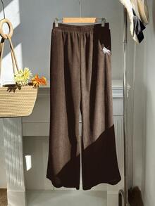SHEIN EZwear Calça Casual de Veludo Marrom Chocolate Bordada Plus Size com Bolsos, Outono/Inverno - Chocolate - Visão 3