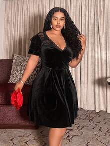 Slaydiva 秋冬新品 Y2K 复古优雅精致基础款日常鸡尾酒会假日通勤大码奢华派对优雅纯色修身黑色蕾丝拼接荷叶袖天鹅绒修身V领迷你连衣裙大码连衣裙情人节 - 黑色 - 查看 11