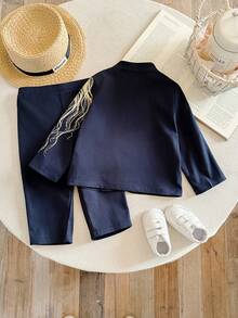 SHEIN Bộ 2 món/Bộ vest blazer in họa tiết sư tử ánh kim trang trọng cho bé trai/em bé, trang phục quý ông màu xanh navy, thích hợp cho mùa xuân/hè, tiệc sinh nhật, lễ cưới, lễ rửa tội, tiệc mừng sinh nhật lần thứ 1, lễ hội - Màu xanh hải quân - Xem 2