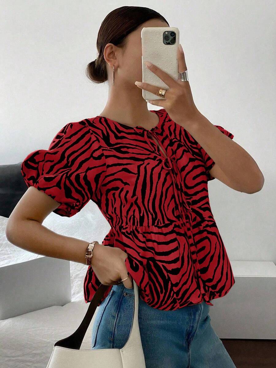 Siren Gaze Áo sơ mi nữ cổ tròn tay ngắn, áo sơ mi họa tiết ngựa vằn có cà vạt và tay bồng, áo cánh tay bồng cổ chữ V dáng thường viền bèo nhún dễ thương cho nữ mùa hè, trang phục thường ngày, áo cánh thường ngày họa tiết động vật mùa xuân/hè, tay ngắn - Đỏ - Xem 1