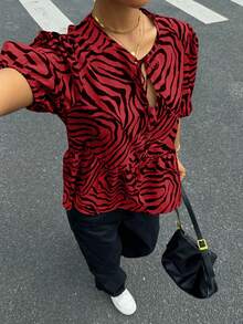 Siren Gaze Áo sơ mi nữ cổ tròn tay ngắn, áo sơ mi họa tiết ngựa vằn có cà vạt và tay bồng, áo cánh tay bồng cổ chữ V dáng thường viền bèo nhún dễ thương cho nữ mùa hè, trang phục thường ngày, áo cánh thường ngày họa tiết động vật mùa xuân/hè, tay ngắn - Đỏ - Xem 6
