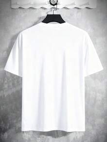 Manfinity Homme 男士修身圆领短袖T恤，左胸口袋，皮质标签。男士口袋T恤，男士白色T恤，男士服装，男士街头风衬衫，男士白色T恤，适合复古风格、日常休闲、周末旅行、户外活动、探险旅行、轻松的工作环境或半正式场合，也是送给男友/丈夫、周年纪念/生日、派对、圣诞节和新年等场合的理想礼物。 - 白色 - 查看 2