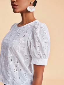 Travachic 純色假日風格中空刺繡泡泡袖襯衫,後背鈕扣關閉