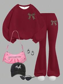 SHEIN Leap Crew Ensemble 2 pièces décontracté pour jeunes filles : sweat-shirt ample à col ras-du-cou avec graphique lettrage et pantalon évasé, imprimé nœud léopard vintage doux, rouge framboise - Multicolore - Voir 2