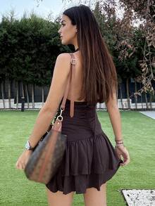 Maca Silvats Vestido corto para mujer de unicolor albaricoque, con cuello en V profundo, espalda descubierta, fruncido, volante asimétrico en el bajo, vestido de punto, vestido de vacaciones, primavera/verano