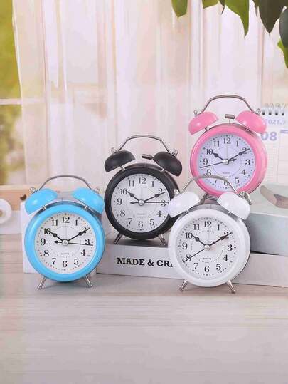 1个金属闹钟，响亮铃声，适合学生起床、卧室、书桌装饰、宿舍必备、返校用品、家庭办公室使用。