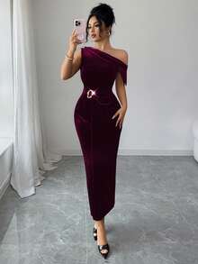 Modelyn Sexy Metallic Buckle Decor Sleeveless Ruched Fitted Velvet Maxi Party Dress For Women - Burgundy - View 6