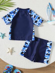 SHEIN Bộ đồ bơi 2 món/bộ áo thun cổ tròn tay ngắn in chữ họa tiết rằn ri và quần short thoải mái cho bé trai - Nhiều màu - Xem 3